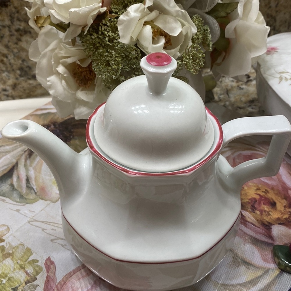 Vintage Bareuther Waldsassen Bavaria Germany 132 teapot 6 1/2” x 7 1/4”